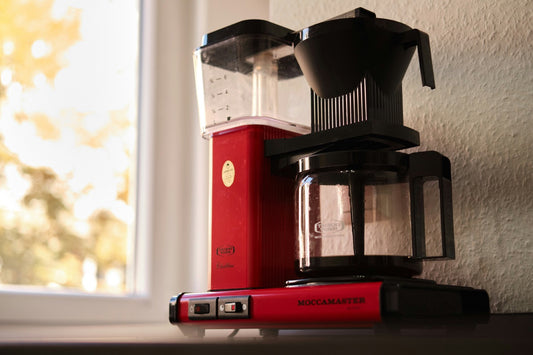 Une cafetière à percolation sous la lumière du jour