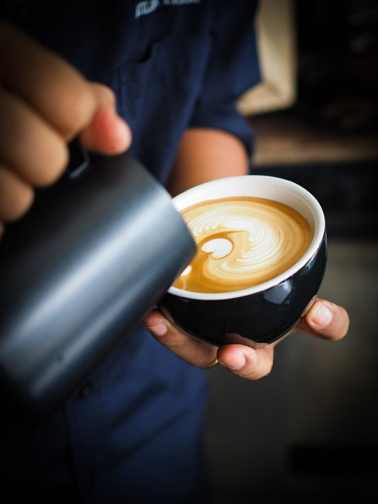 Barista servant un latte