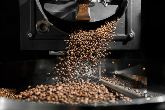 Tout Savoir sur la Torréfaction Artisanale du Café : Techniques, Impact et Saveurs