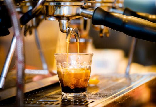 Espresso en train de couler d'une machine