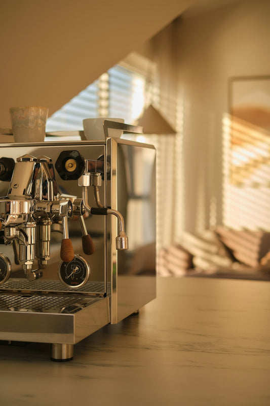 Machine a expresso brillante en acier inoxydable posee sur un plan de travail de cuisine