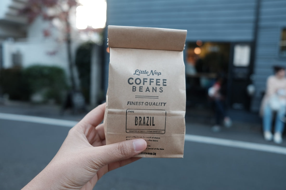 Sac de cafe de specialite avec etiquette de date de torrefaction, paquet artisanal